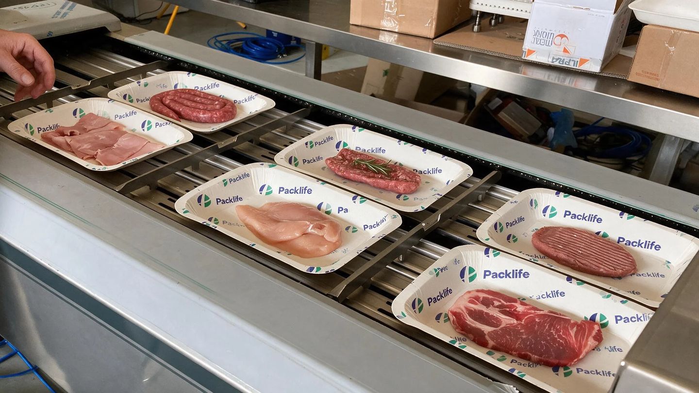 Vaschette in cartoncino Packlife su linea di confezionamento automatica di carni fresche